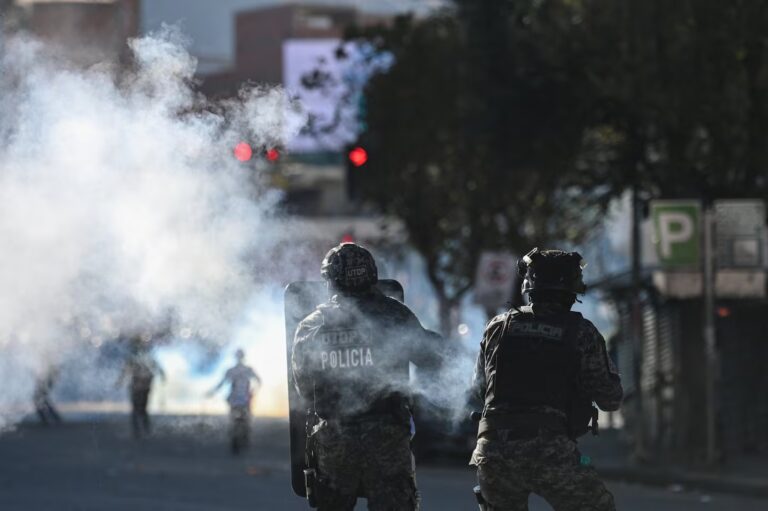 la-policia-reprime-a-manifestantes-foto-reutersclaudia-morales-ZDGWIR2VQIXZWAQFTKNDUTCBRU