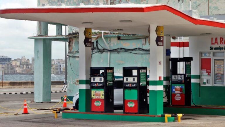 un-vehiculo-recarga-combustible-en-una-estacion-de-se2TODKIJ4LZGO5KY