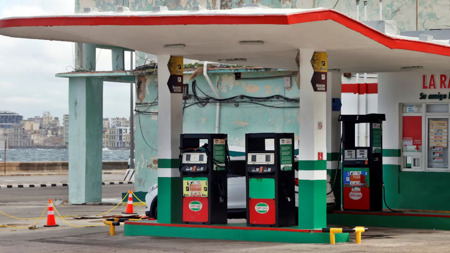 un-vehiculo-recarga-combustible-en-una-estacion-de-se2TODKIJ4LZGO5KY