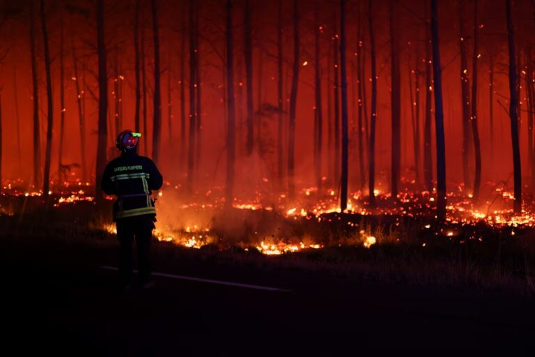 bomberos-combaten-las-llamas-en-la-zona-de-le-porge-en-gironda-en-francia-foto-reuters-NUVKOZRX3RACVFND5GEIEBXCWM