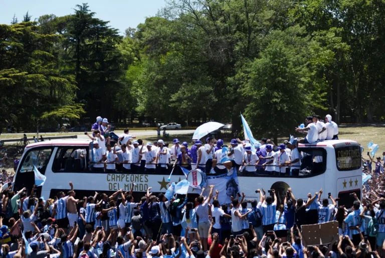 festejos-argentina-campeon-colectivo-jugadores-4