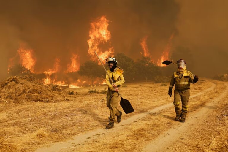 los-bomberos-se-mantienen-alerta-ante-las-llamas-DJUSLQ6RTVD5VFCPOBVMUGFNOA