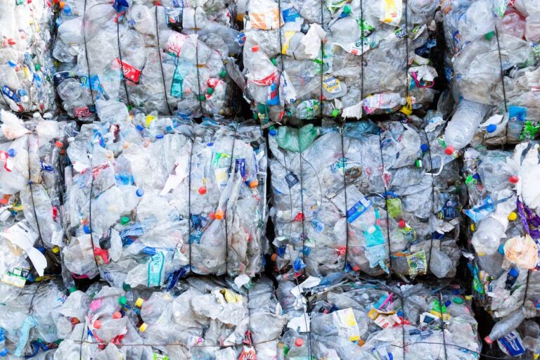 acopio-de-materiales-en-un-centro-de-reciclaje-ZVZWGXF5MVBLXPD4X5XN47537Y