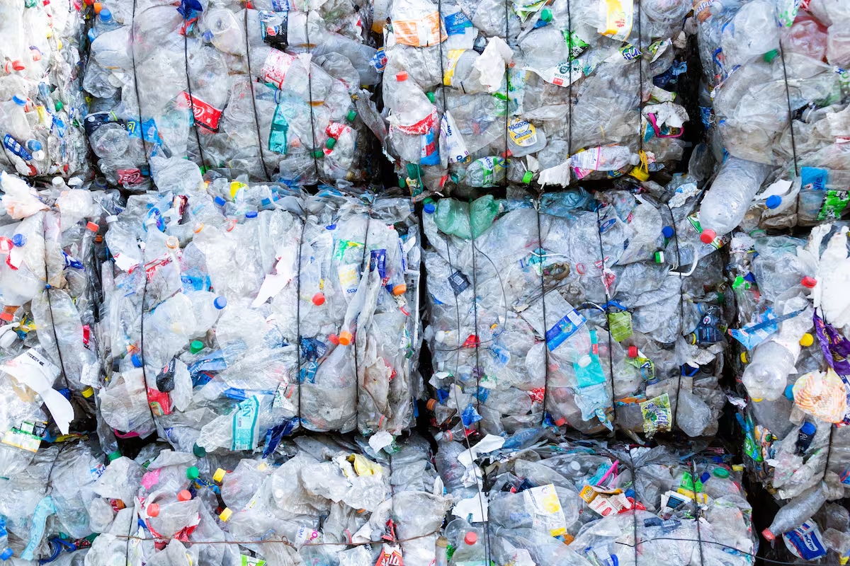 acopio-de-materiales-en-un-centro-de-reciclaje-ZVZWGXF5MVBLXPD4X5XN47537Y