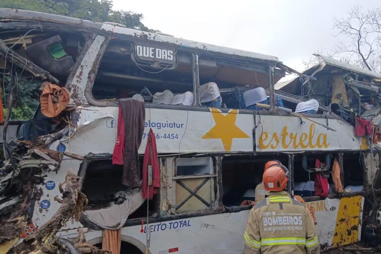 volco-un-autobus-turistico-en-4J25R5ZZRRAA5KL3ZOHYALDMKM