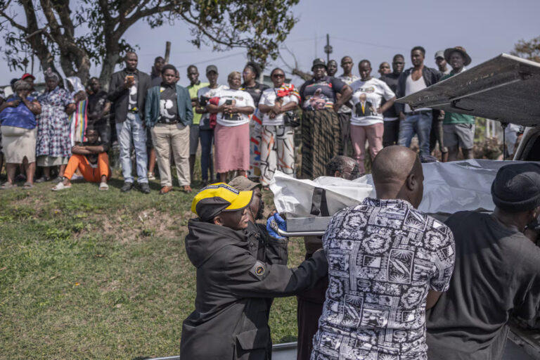 asesinaron-a-11-personas-en-una-fiesta-en-sudafrica-foto-afprajesh-jantilal-USAH7KYAPFADTKAE6CZQYAO6JY