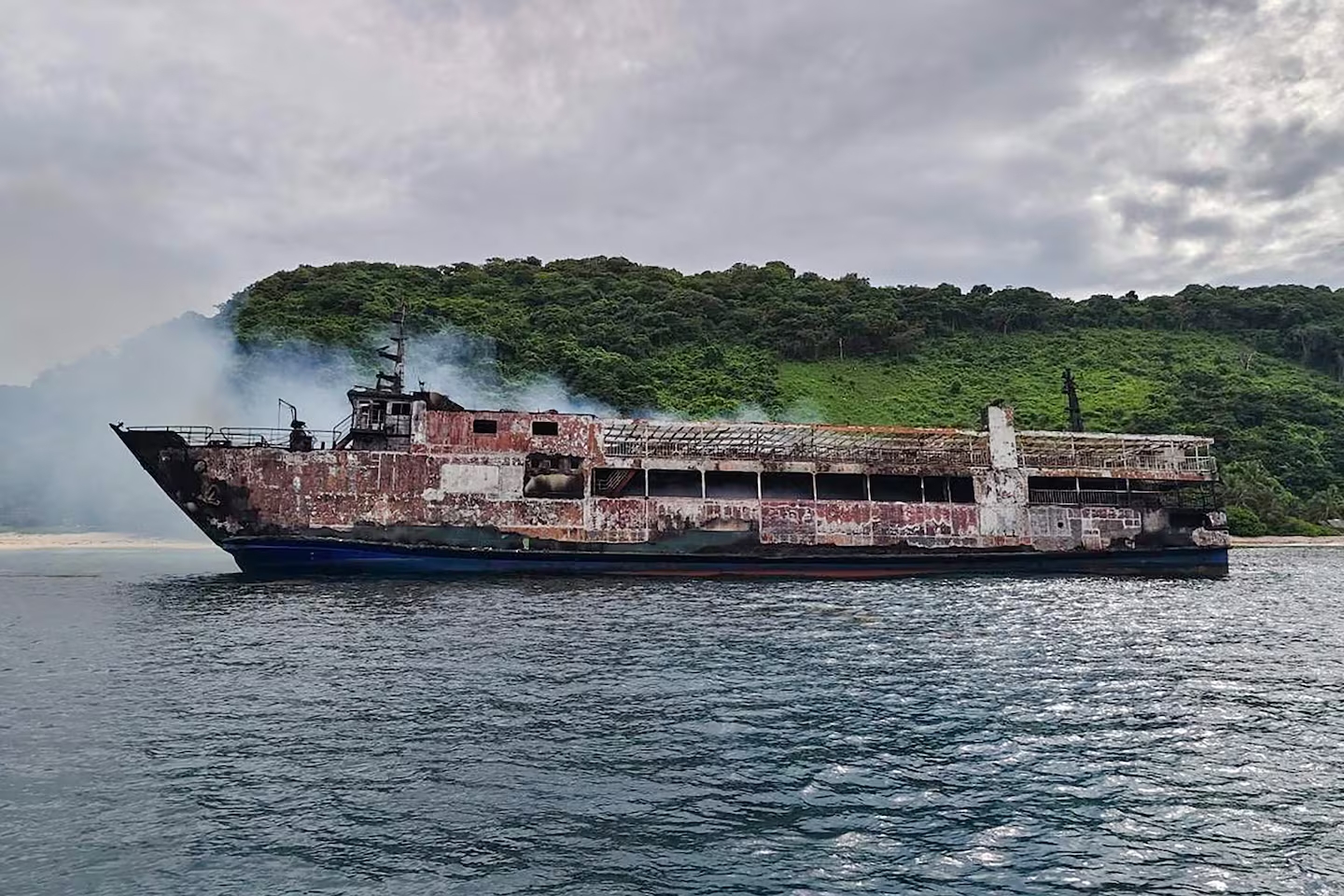 asi-quedo-el-ferry-tras-el-fuego-foto-afpguarda-costera-de-filipinas-SIYJIMDQCVBULLT57LFMD7MHGU