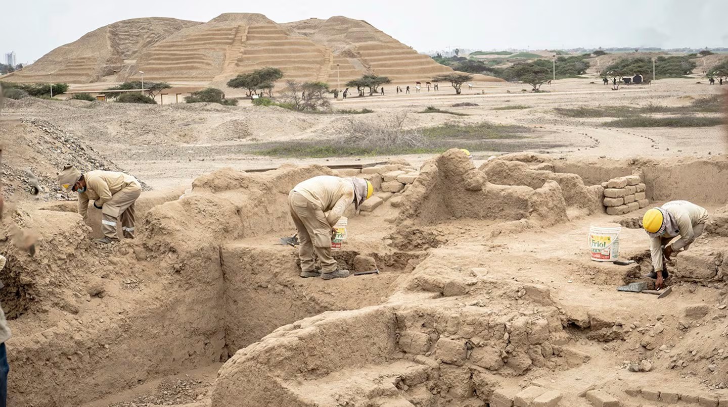especialistas-trabajando-en-una-zona-de-la-ciudadela-de-chan-chan-ubicada-en-trujillo-al-norte-de-peru-el-8-de-septiembre-de-2026-foto-afp-3XH4EW75BVH5DLBSZOHARU724U