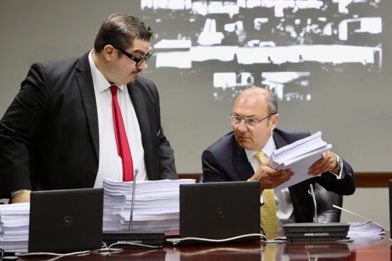 gaston-salmain-sentado-y-su-abogado-castro-EBLAEQNQX5BZRGS7MGUYMUHYEI