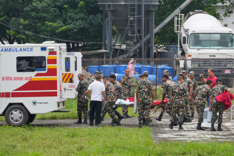 soldados-del-ejercito-de-nepal-trasladan-a-un-sobreviviente-foto-ap-dar-yasin-Y3E3SM7D6JHUDDUCI3DHUHV6YM