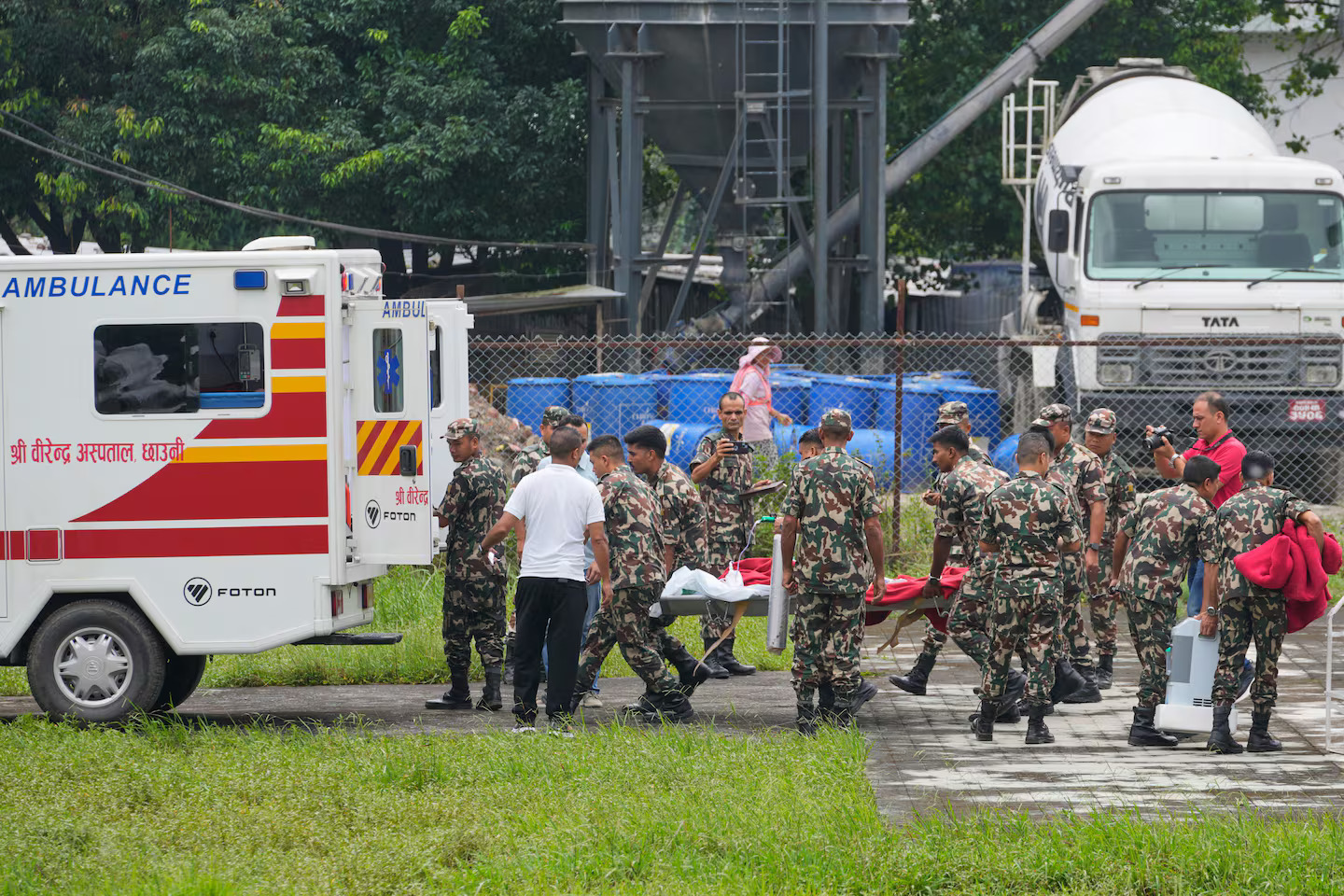 soldados-del-ejercito-de-nepal-trasladan-a-un-sobreviviente-foto-ap-dar-yasin-Y3E3SM7D6JHUDDUCI3DHUHV6YM